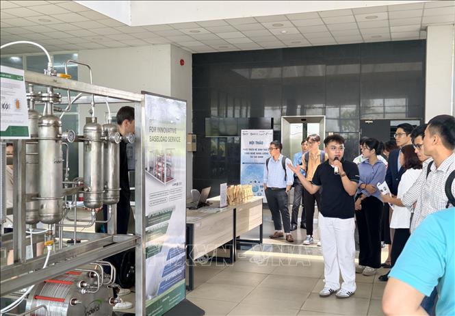Đại biểu nghe giới thiệu về hệ thống năng lượng tái tạo. Ảnh: Tiến Lực - TTXVN