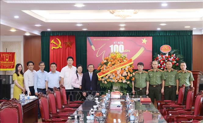 Vice Chairman Lai Xuan Mon visits People’s Public Security Newspaper. VNA Photo