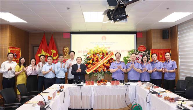 Vice Chairman of the commission Lai Xuan Mon visits Protection of the Law Newspaper. VNA Photo