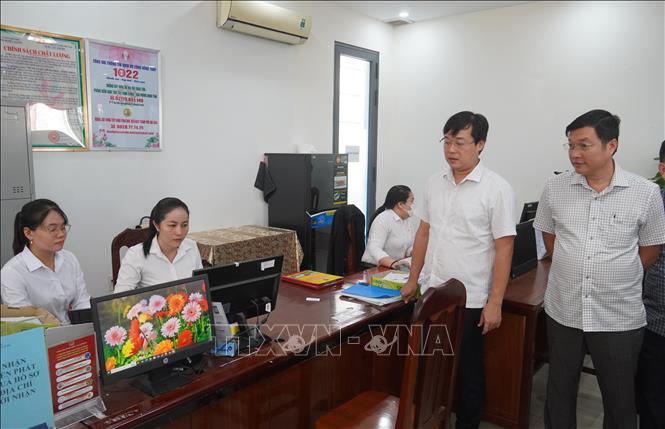 Bí thư Tỉnh ủy Đồng Tháp Lê Quốc Phong (thứ 2, phải sang) khảo sát địa điểm vận hành Trung tâm hành chính công phường Cao Lãnh. Ảnh: Nhựt An - TTXVN