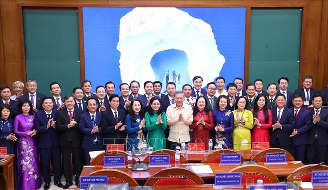 Tổng Bí thư Tô Lâm với các học viên Lớp Bồi dưỡng, cập nhật kiến thức, kỹ năng đối với cán bộ quy hoạch Ủy viên Ban Chấp hành Trung ương Đảng khóa XIV (Lớp thứ tư). Ảnh: Văn Điệp – TTXVN