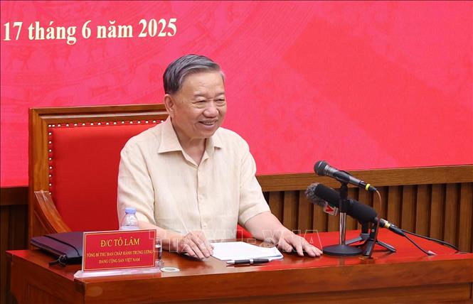Tổng Bí thư Tô Lâm trao đổi với Lớp Bồi dưỡng cán bộ quy hoạch Ủy viên Trung ương Đảng khóa XIV (Lớp thứ tư). Ảnh: Văn Điệp - TTXVN
