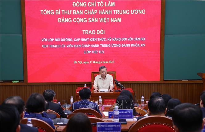 Tổng Bí thư Tô Lâm trao đổi với Lớp Bồi dưỡng cán bộ quy hoạch Ủy viên Trung ương Đảng khóa XIV (Lớp thứ tư). Ảnh: Văn Điệp - TTXVN