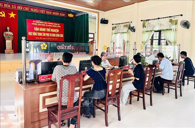 Trung tâm Phục vụ hành chính công của phường Đông Hà (Quảng Trị) ngày đầu tiên vận hành thử nghiệm. Ảnh: Nguyên Linh-TTXVN