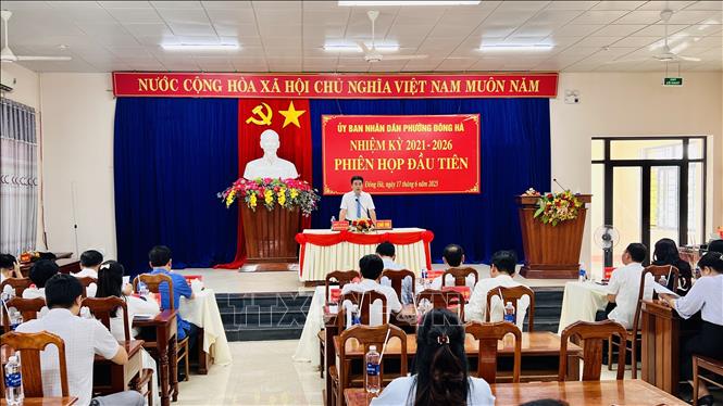 UBND phường Đông Hà tổ chức phiên họp thứ nhất, do ông Phạm Văn Dũng – Phó Chủ tịch UBND thành phố Đông Hà, được chỉ định giữ chức Phó Bí thư Đảng ủy, Chủ tịch UBND phường Đông Hà chủ trì. Ảnh: Nguyên Linh-TTXVN
