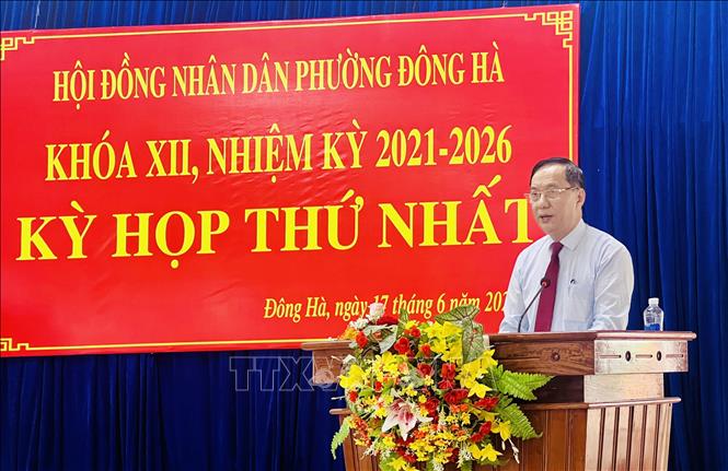 Ông Lê Quang Chiến, Ủy viên Ban Thường vụ Tỉnh ủy, Bí thư Thành ủy Đông Hà, được chỉ định giữ chức Bí thư Đảng ủy, Chủ tịch HĐND phường Đông Hà điều hành kỳ họp HĐND phường. Ảnh: Nguyên Linh-TTXVN