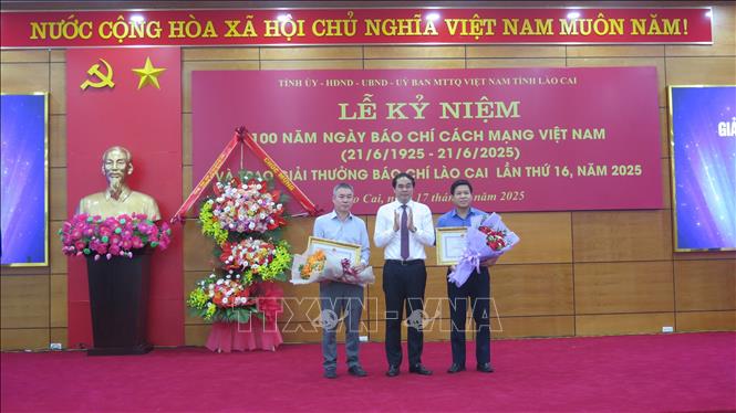 Trao Bằng khen của Chủ tịch UBND tỉnh Lào Cai cho các tập thể đạt thành tích xuất sắc trong phong trào thi đua. Ảnh: Hương Thu - TTXVN                       