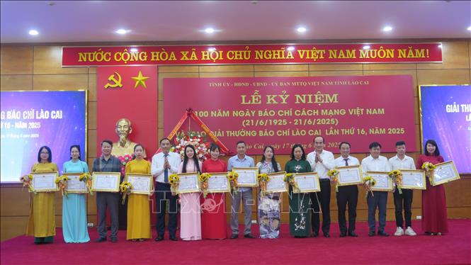 Trao Bằng khen của Chủ tịch UBND tỉnh Lào Cai cho các cá nhân đạt thành tích xuất sắc trong phong trào thi đua. Ảnh: Hương Thu - TTXVN                                    