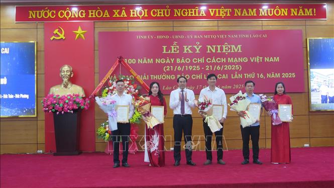 Các tác giả đạt giải A Giải thưởng Báo chí tỉnh Lào Cai lần thứ 16 - năm 2025. Ảnh: Hương Thu - TTXVN                                  