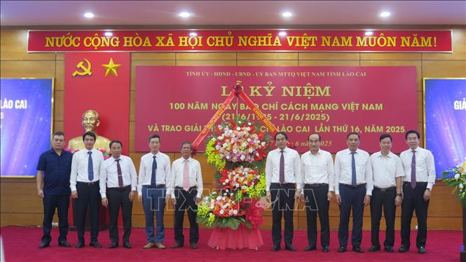 Lãnh đạo tỉnh Lào Cai tặng hoa chúc mừng các cơ quan báo chí, nhà báo, phóng viên, hội viên Hội nhà báo tỉnh Lào Cai. Ảnh: Hương Thu - TTXVN                               