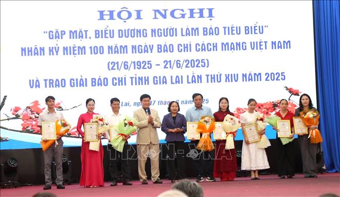 Phóng viên Quang Thái, Cơ quan thường trú TTXVN tại tỉnh Gia Lai (ngoài cùng bên trái) đạt giải B, Giải Báo chí tỉnh Gia Lai lần thứ 14 - năm 2025. Ảnh: TTXVN phát