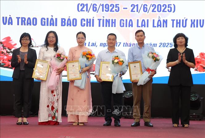 Các tác giả, nhóm tác giả đạt giải A, Giải Báo chí tỉnh Gia Lai lần thứ 14 - năm 2025. Ảnh: Quang Thái - TTXVN
