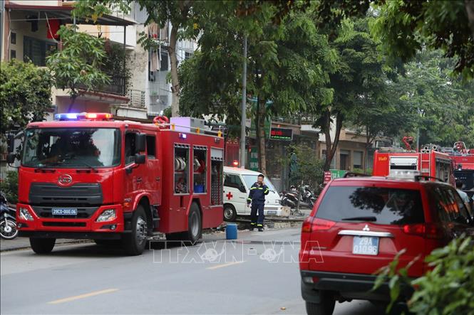 Lực lượng PCCC và cơ quan chức năng có mặt tại hiện trường. Ảnh: Phạm Kiên - TTXVN