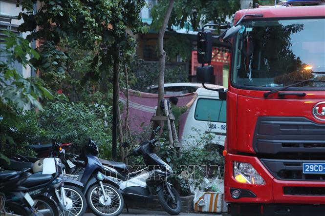 Lực lượng chức năng tiến hành đưa thi thể nạn nhân ra khỏi hiện trường. Ảnh: Phạm Kiên - TTXVN