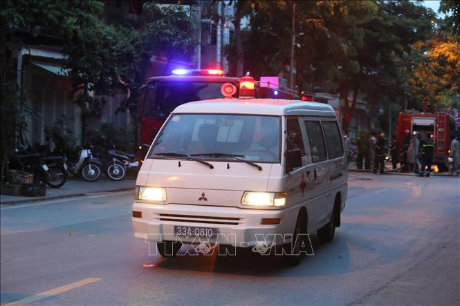 Lực lượng y tế có mặt tại hiện trường. Ảnh: Tuấn Anh - TTXVN