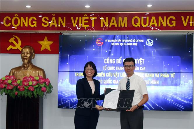 Phó Chủ tịch UBND Thành phố Hồ Chí Minh Trần Thị Diệu Thúy trao chứng nhận cho lãnh đạo Trung tâm INOMAR. Ảnh: Tiến Lực - TTXVN