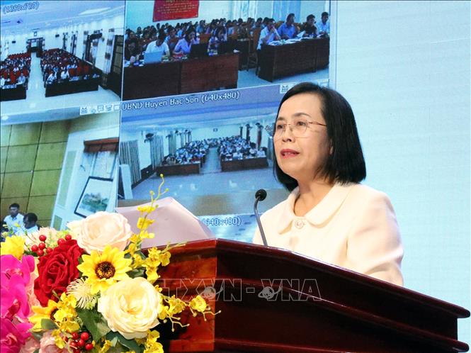 Phó Bí thư Thường trực Tỉnh ủy, Chủ tịch HĐND tỉnh Lạng Sơn Đoàn Thị Hậu công bố Nghị quyết của Ủy ban Thường vụ Quốc hội về việc sắp xếp các đơn vị hành chính cấp xã của tỉnh Lạng Sơn năm 2025. Ảnh: Văn Đạt - TTXVN