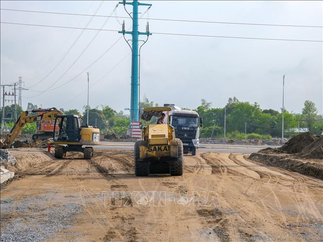 Thi công hạ tầng Khu công nghiệp VSIP Cần Thơ. Ảnh: Thanh Liêm - TTXVN