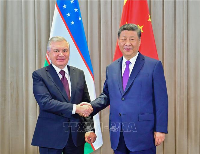Chủ tịch Trung Quốc Tập Cận Bình và Tổng thống Uzbekistan Shavkat Mirziyoyev tại cuộc gặp bên lề Hội nghị thượng đỉnh Trung Quốc - Trung Á lần thứ hai ở Astana, Kazakhstan, ngày 17/6/2025. Ảnh: THX/TTXVN