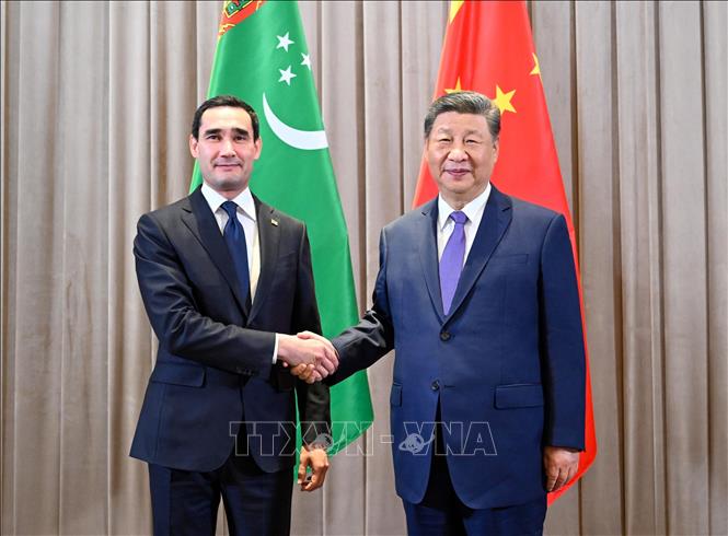 Chủ tịch Trung Quốc Tập Cận Bình và Tổng thống Turkmenistan Serdar Berdimuhamedov tại cuộc gặp bên lề Hội nghị thượng đỉnh Trung Quốc - Trung Á lần thứ hai ở Astana, Kazakhstan, ngày 17/6/2025. Ảnh: THX/TTXVN