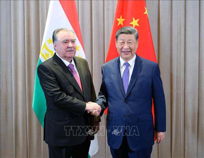 Chủ tịch Trung Quốc Tập Cận Bình và Tổng thống Tajikistan Emomali Rahmon tại cuộc gặp bên lề Hội nghị thượng đỉnh Trung Quốc - Trung Á lần thứ hai ở Astana, Kazakhstan, ngày 17/6/2025. Ảnh: THX/TTXVN
