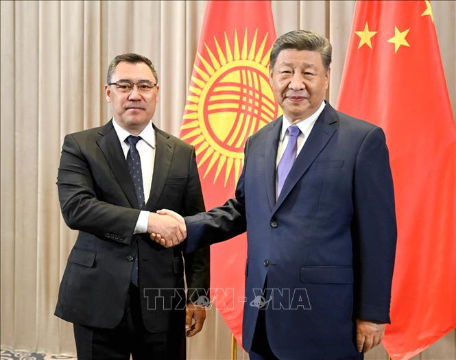 Chủ tịch Trung Quốc Tập Cận Bình và Tổng thống Kyrgyzstan Sadyr Japarov tại cuộc gặp bên lề Hội nghị thượng đỉnh Trung Quốc - Trung Á lần thứ hai ở Astana, Kazakhstan, ngày 17/6/2025. Ảnh: THX/TTXVN