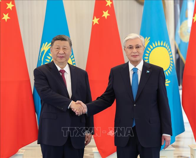 Chủ tịch Trung Quốc Tập Cận Bình và Tổng thống Kazakhstan Kassym-Jomart Tokayev tại cuộc gặp ở Astana, Kazakhstan, ngày 16/6/2025. Ảnh: THX/TTXVN