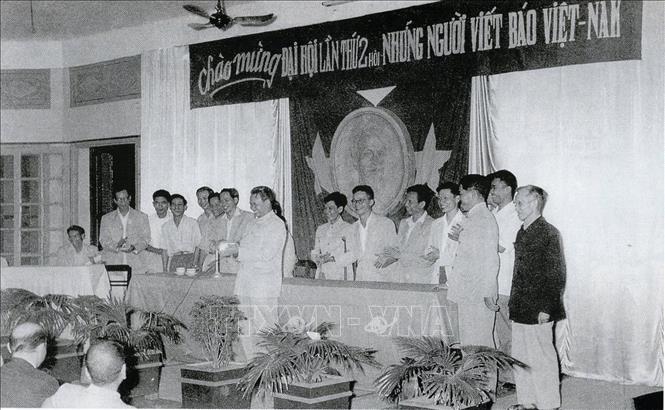 Đội ngũ báo chí cách mạng Việt Nam đã có một thế kỷ chiến đấu vẻ vang, luôn đồng hành với đất nước và dân tộc, xứng đáng là lực lượng nòng cốt, tiên phong trên mặt trận tư tưởng - văn hóa, trong sự nghiệp đấu tranh giải phóng dân tộc, xây dựng, bảo vệ và phát triển đất nước. Trong ảnh: Đại hội lần thứ II Hội Những người viết báo Việt Nam (4/1959). Ảnh: Tư liệu/TTXVN phát