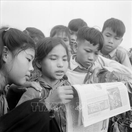 Đội ngũ báo chí cách mạng Việt Nam đã có một thế kỷ chiến đấu vẻ vang, luôn đồng hành với đất nước và dân tộc, xứng đáng là lực lượng nòng cốt, tiên phong trên mặt trận tư tưởng-văn hóa, trong sự nghiệp đấu tranh giải phóng dân tộc, xây dựng, bảo vệ và phát triển đất nước. Trong ảnh: Giờ đọc báo của lớp 5A, trường phổ thông cấp II Võ Thị Sáu (Bình Xuyên, Vĩnh Phúc). Ảnh: Hoàng Thiện - TTXVN