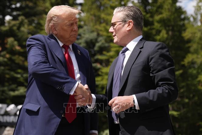 Tổng thống Mỹ Donald Trump (trái) và Thủ tướng Anh Keir Starmer tại cuộc gặp bên lề Hội nghị thượng đỉnh G7 ở Kananaskis, Canada ngày 16/6/2025. Ảnh: AP/TTXVN