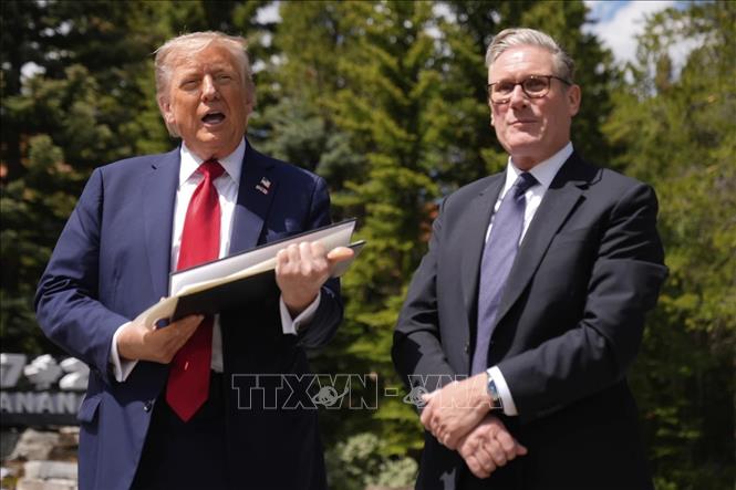 Tổng thống Mỹ Donald Trump (trái) và Thủ tướng Anh Keir Starmer tại cuộc gặp bên lề Hội nghị thượng đỉnh G7 ở Kananaskis, Canada ngày 16/6/2025. Ảnh: AP/TTXVN