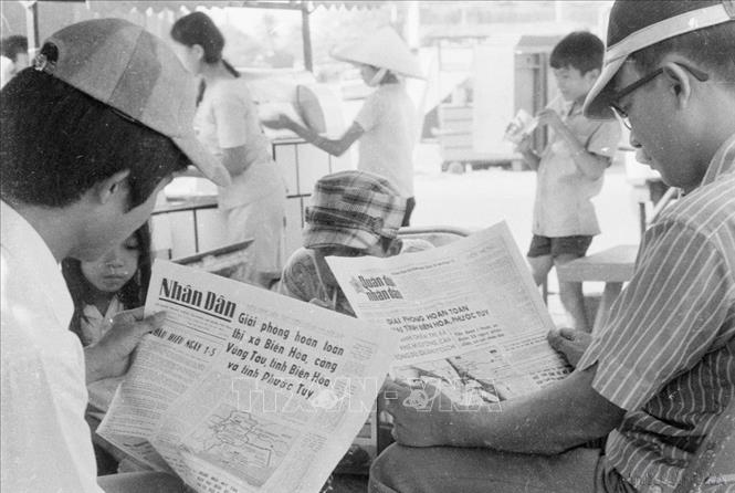 Đội ngũ báo chí cách mạng Việt Nam đã có một thế kỷ chiến đấu vẻ vang, luôn đồng hành với đất nước và dân tộc, xứng đáng là lực lượng nòng cốt, tiên phong trên mặt trận tư tưởng-văn hóa, trong sự nghiệp đấu tranh giải phóng dân tộc, xây dựng, bảo vệ và phát triển đất nước. Trong ảnh: Sách báo miền Bắc đã phát hành tới Đà Nẵng sau ngày giải phóng (1975). Ảnh: Hữu Oai - TTXVN