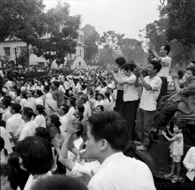Đội ngũ báo chí cách mạng Việt Nam đã có một thế kỷ chiến đấu vẻ vang, luôn đồng hành với đất nước và dân tộc, xứng đáng là lực lượng nòng cốt, tiên phong trên mặt trận tư tưởng-văn hóa, trong sự nghiệp đấu tranh giải phóng dân tộc, xây dựng, bảo vệ và phát triển đất nước. Trong ảnh: Nhân dân thủ đô vui mừng khi nghe tin Sài Gòn giải phóng chiều 30/4/1975, trước cổng trụ sở TTXVN. Ảnh: TTXVN