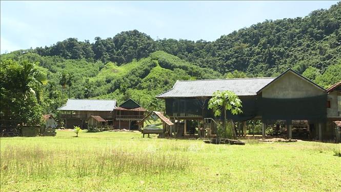 New and stable stilt houses are built in Long Mon mountainous commune, Quang Ngai province. VNA Photo: Hải Âu