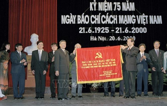 Tổng Bí thư Lê Khả Phiêu trao tặng Hội Nhà báo Việt Nam bức trướng mang dòng chữ 