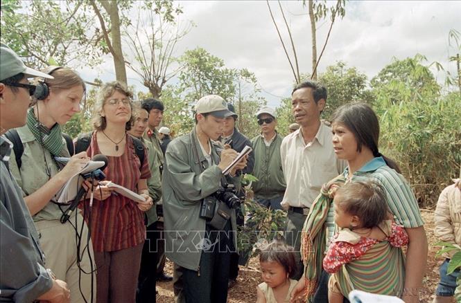 Báo chí Việt Nam kịp thời phê phán những quan điểm sai trái, âm mưu và hoạt động chống phá của các thế lực thù địch, bảo vệ nền tảng tư tưởng của Đảng, tạo đồng thuận xã hội, góp phần quan trọng củng cố lòng tin của nhân dân vào sự lãnh đạo của Đảng. Trong ảnh: Đoàn phóng viên trong nước và quốc tến đến làng Do (Pleiku, Gia Lai) gặp gỡ người dân bị kẻ xấu xúi giục vượt biên trái phép, trốn khỏi trại tập trung trở về quê hương (2002). Ảnh: Nguyễn Khang - TTXVN
