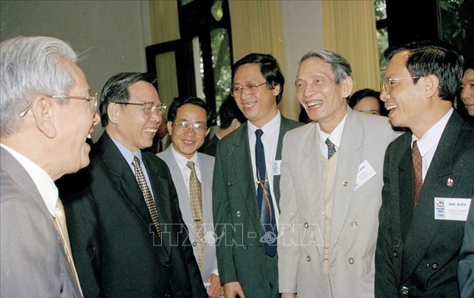 Thủ tướng Phan Văn Khải gặp gỡ các đại biểu dự Đại hội lần thứ VII Hội nhà báo Việt Nam, diễn ra từ 24 - 25/3/2000 tại Hội trường Ba Đình (Hà Nội). Ảnh: Trần Tuấn - TTXVN
