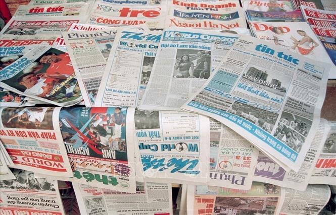 Báo chí Việt Nam đưa tin và bình luận về World Cup 2002. Ảnh: Ngọc Trường - TTXVN