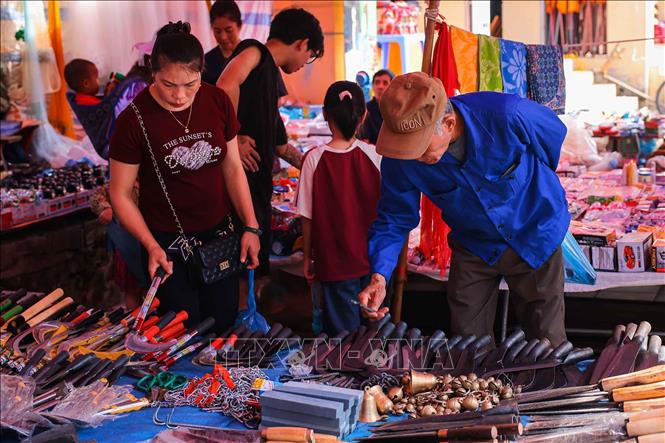 Người dân mua sắm nông cụ tại chợ Bắc Hà. Ảnh: Hoàng Hiếu - TTXVN