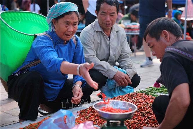 Đồ nông sản được bày bán nhiều tại chợ Bắc Hà. Ảnh: Hoàng Hiếu - TTXVN