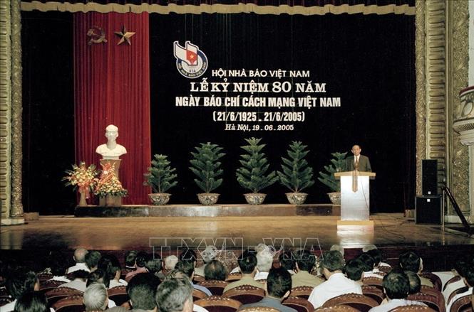 Đồng chí Hồng Vinh, Phó Trưởng ban Tư tưởng - Văn hóa Trung ương, Chủ tịch Hội nhà báo Việt Nam phát biểu khai mạc tại Lễ kỷ niệm 80 năm Ngày Báo chí Cách mạng Việt Nam (21/6/1925 - 21/6/2005). Ảnh: Đức Tám - TTXVN
