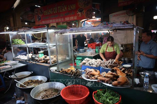 Một cửa hàng hàng ăn uống tại khu vực ẩm thực chợ Bắc Hà. Ảnh: Hoàng Hiếu - TTXVN