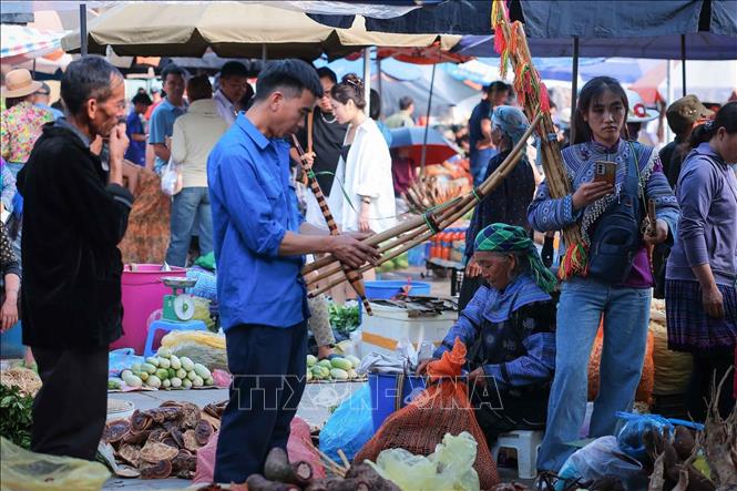 Khèn, nhạc cụ không thể thiếu trong đời sống văn hóa, tâm linh và các nghi lễ của người Mông được bày bán tại chợ Bắc Hà. Ảnh: Hoàng Hiếu - TTXVN