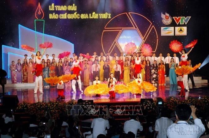 Lễ trao giải Báo chí Quốc gia lần thứ nhất tổ chức tại Cung Văn hóa Lao động hữu nghị Hà Nội, ngày 28/7/2007. Ảnh: Tùng Lâm - TTXVN