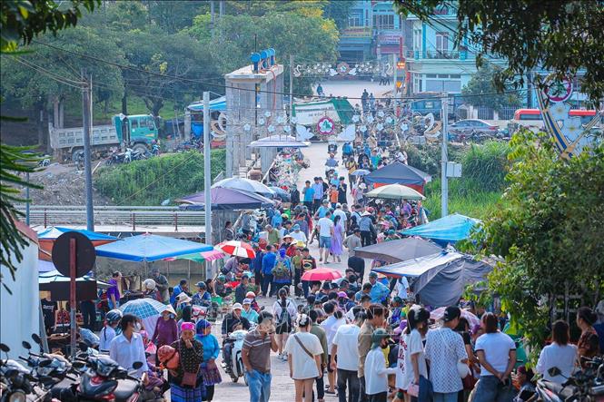 Chợ phiên Bắc Hà thu hút nhân dân và du khách đến tham quan, mua sắm. Ảnh: Hoàng Hiếu - TTXVN
