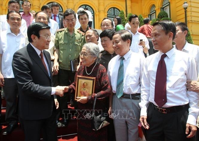 Chủ tịch nước Trương Tấn Sang với các đại biểu Hội Nhà báo Việt Nam dự kỷ niệm 90 năm Ngày Báo chí cách mạng Việt Nam (21/6/1925-21/6/2015). Ảnh: Nguyễn Khang – TTXVN