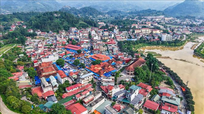 Chợ Bắc Hà nằm ngay trung tâm thị trấn, là nơi mua bán, giao lưu, gìn giữ và lan tỏa bản sắc văn hoá đặc trưng vùng cao Tây Bắc. Ảnh: Hoàng Hiếu - TTXVN