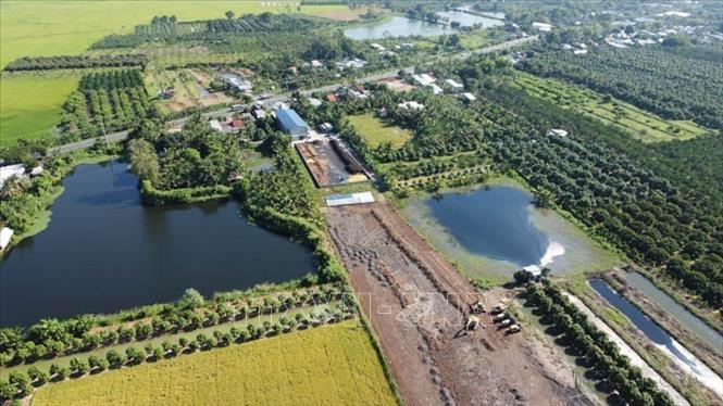 Báo chí Cách mạng Việt Nam khẳng định được vai trò, vị thế của dòng chảy thông tin chính thống, chủ đạo, không thể thiếu trong đời sống - xã hội. Trong ảnh: Một cơ sở gây ô nhiễm môi trường về không khí và nguồn nước, ảnh hưởng đến cuộc sống và canh tác vườn cây ăn quả của người dân tại Đồng Tháp mà báo chí phản ánh. Ảnh: Nhựt An - TTXVN