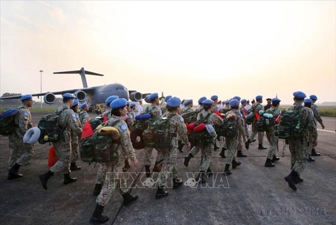 Báo chí Việt Nam là cầu nối quan trọng tăng cường tình đoàn kết, góp phần nâng cao vị thế Việt Nam trong cộng đồng thế giới. Trong ảnh: Lễ tiễn cán bộ, nhân viên Bệnh viện dã chiến cấp 2 số 2 lên đường thực hiện nhiệm vụ gìn giữ hòa bình tại phái bộ Liên hợp quốc ở Nam Sudan được phóng viên ghi lại. Ảnh: Dương Giang - TTXVN