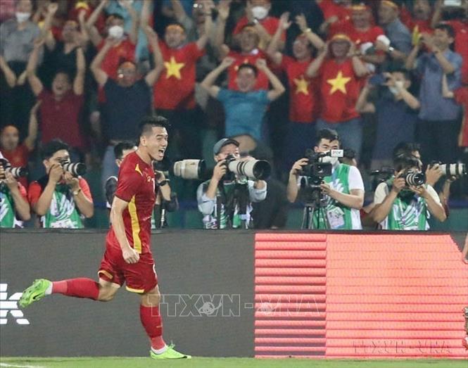 Báo chí Cách mạng Việt Nam khẳng định được vai trò, vị thế của dòng chảy thông tin chính thống, chủ đạo, không thể thiếu trong đời sống - xã hội. Trong ảnh: Phóng viên tác nghiệp tại trận đấu giữa đội U23 Việt Nam và U23 Malaysia trong trận bán kết thứ hai của môn Bóng đá nam tại SEA Games 31 (Phú Thọ, 2022). Ảnh: Minh Quyết - TTXVN 
